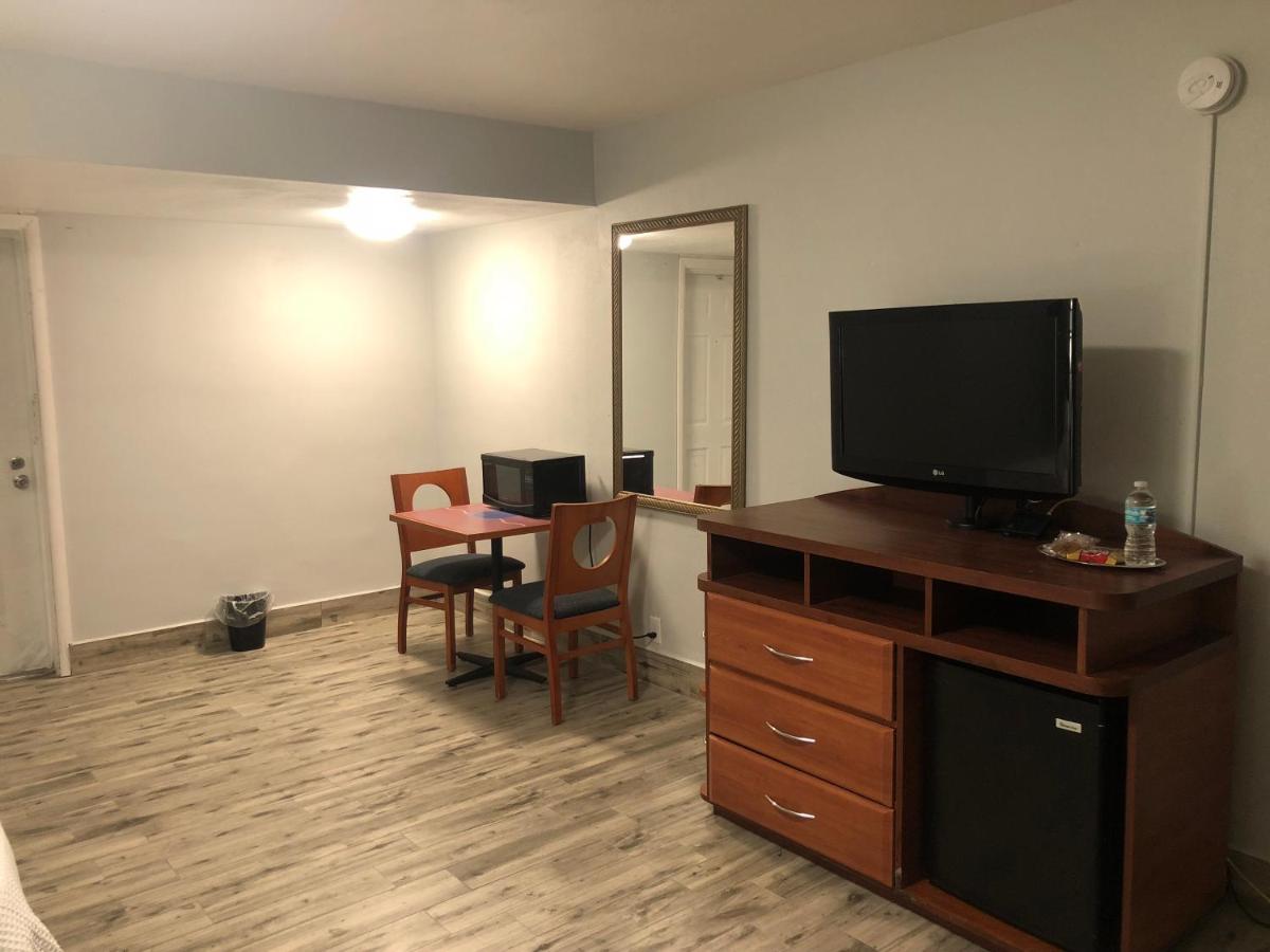 Deluxe Double Room Non-Smoking at Bay Breeze Inn Bradenton Downtown