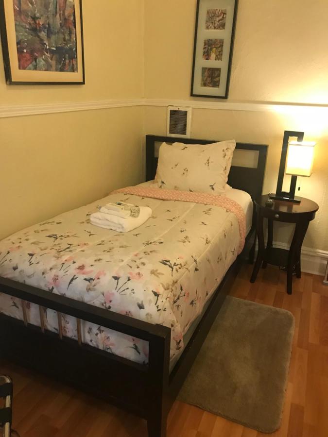 Single Room with Shared Bathroom at Luz Hotel