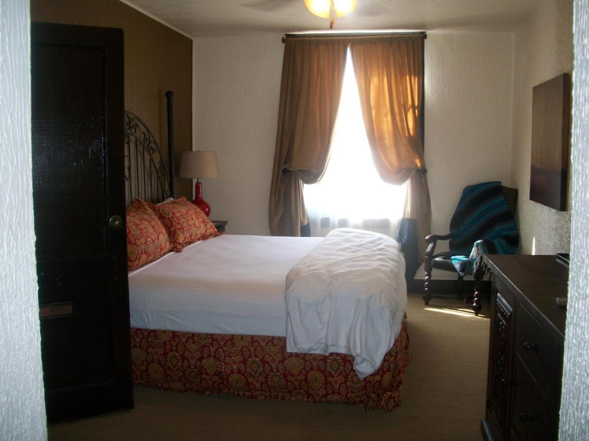 | The Holland Hotel