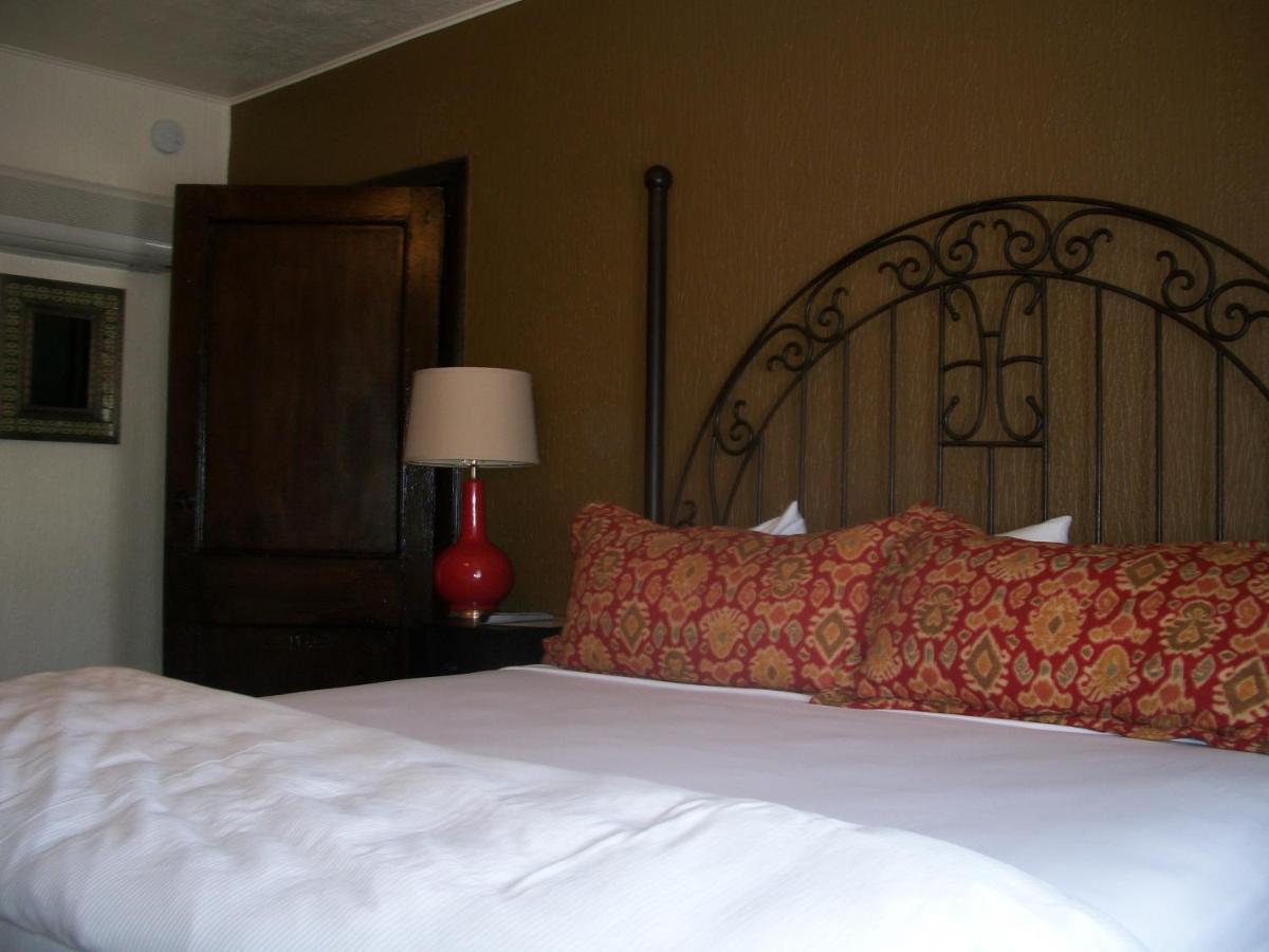 | The Holland Hotel