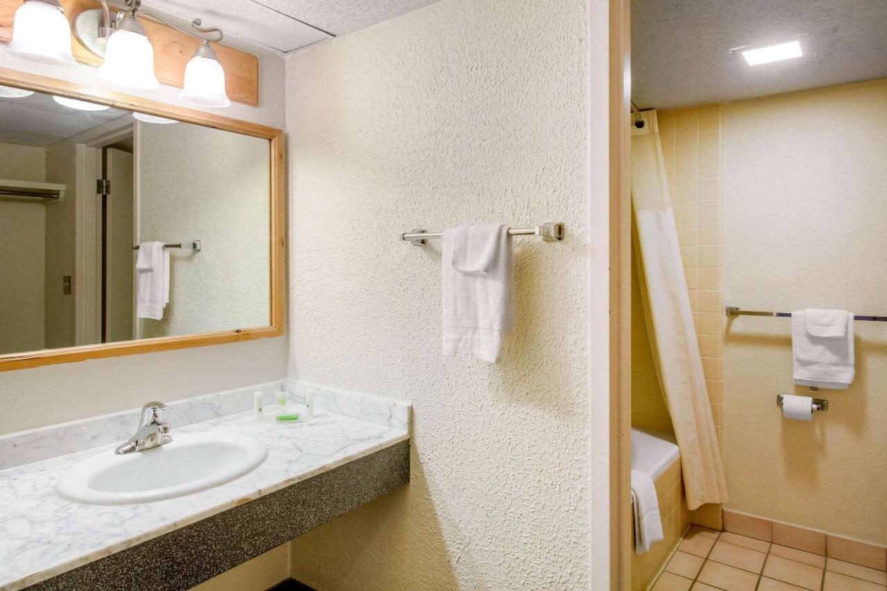 Queen Room with Two Queen Beds - Smoking at Quality Inn Stateline