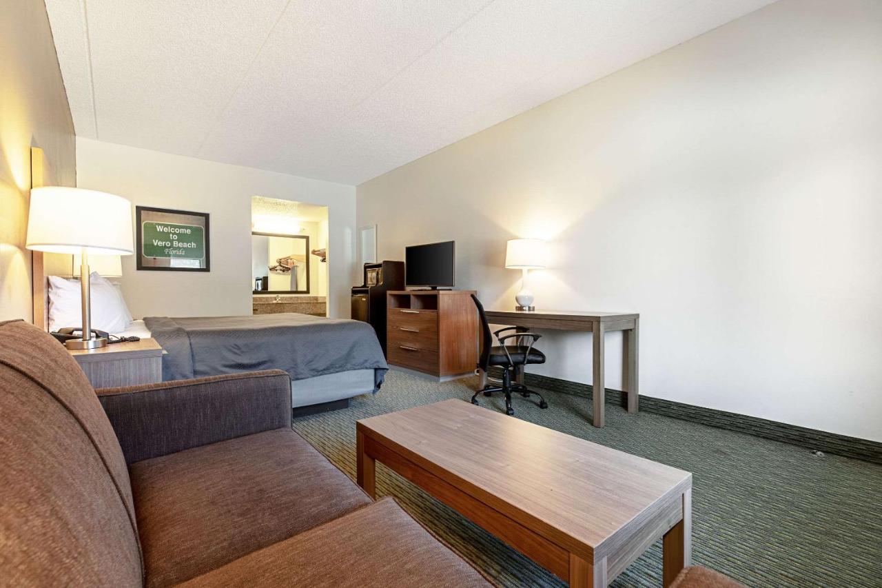 King Room - Disability Access/Non-Smoking at Econo Lodge Vero Beach - Downtown