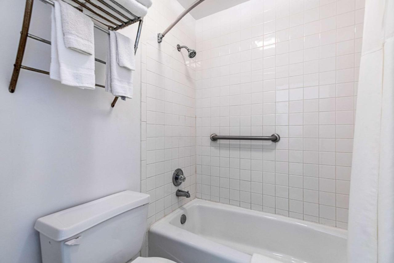 Queen Room with Two Queen Beds - Non-Smoking at Econo Lodge Vero Beach - Downtown