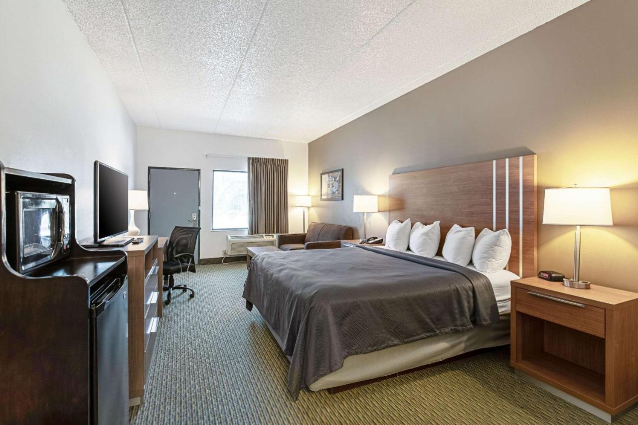King Room - Disability Access/Non-Smoking at Econo Lodge Vero Beach - Downtown
