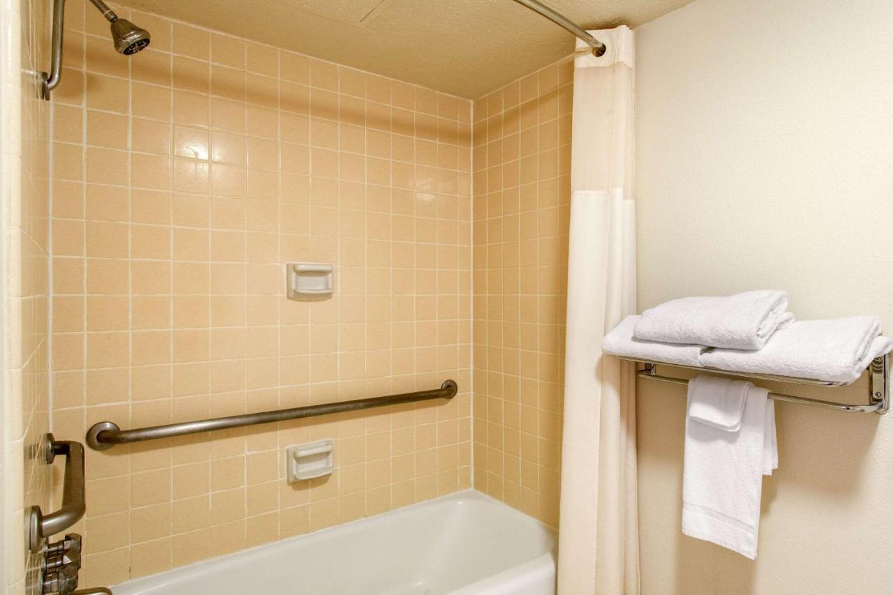 King Room - Accessible/Non-Smoking at Quality Inn Stateline