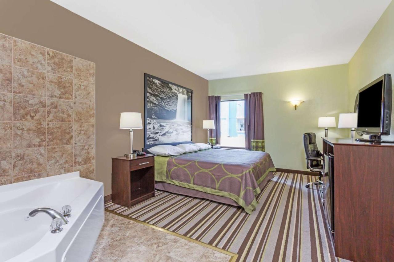 King Suite - Non-Smoking at Super 8 by Wyndham Hull Street Midlothian / Richmond Area