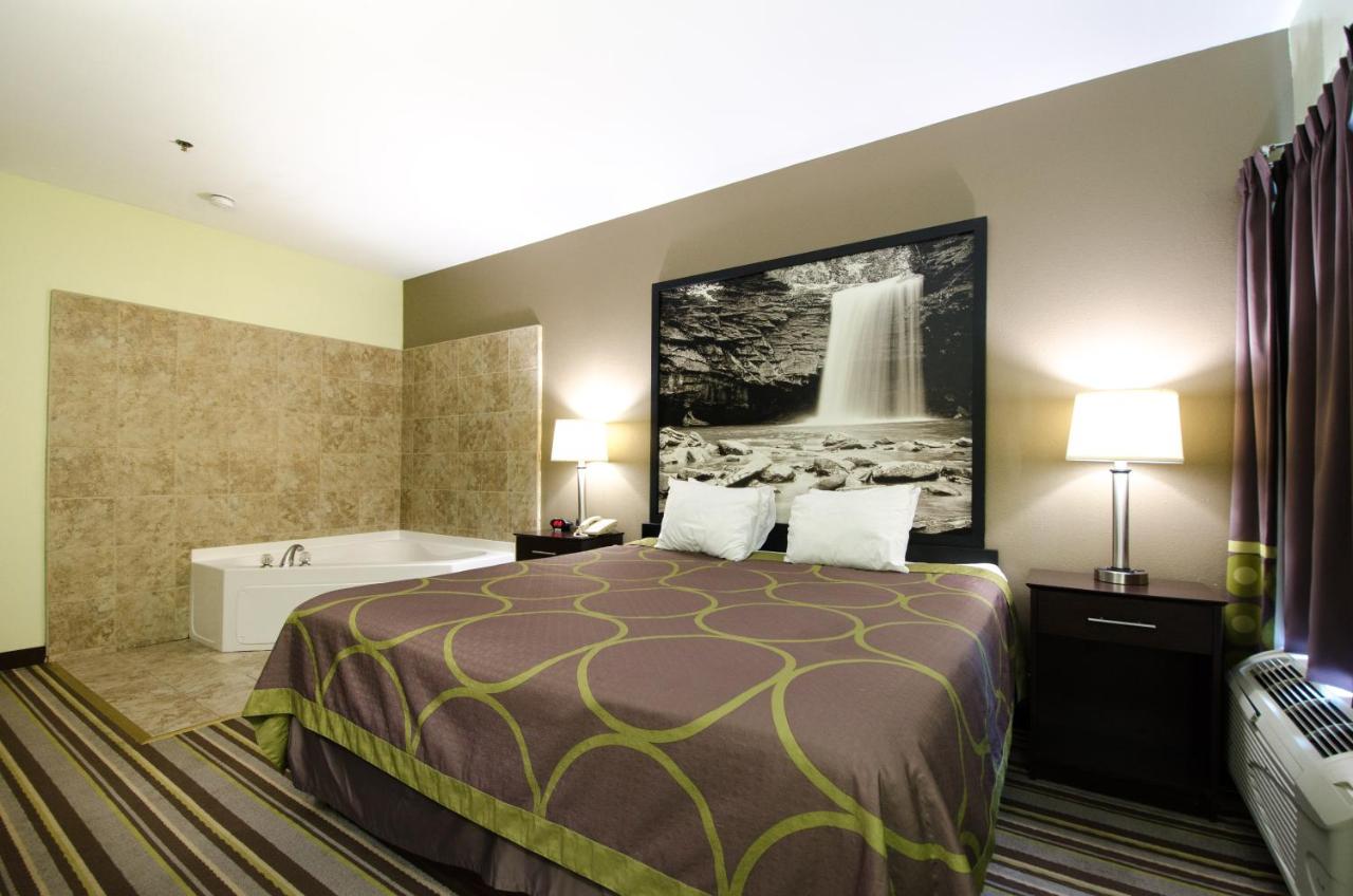 King Suite - Non-Smoking at Super 8 by Wyndham Hull Street Midlothian / Richmond Area