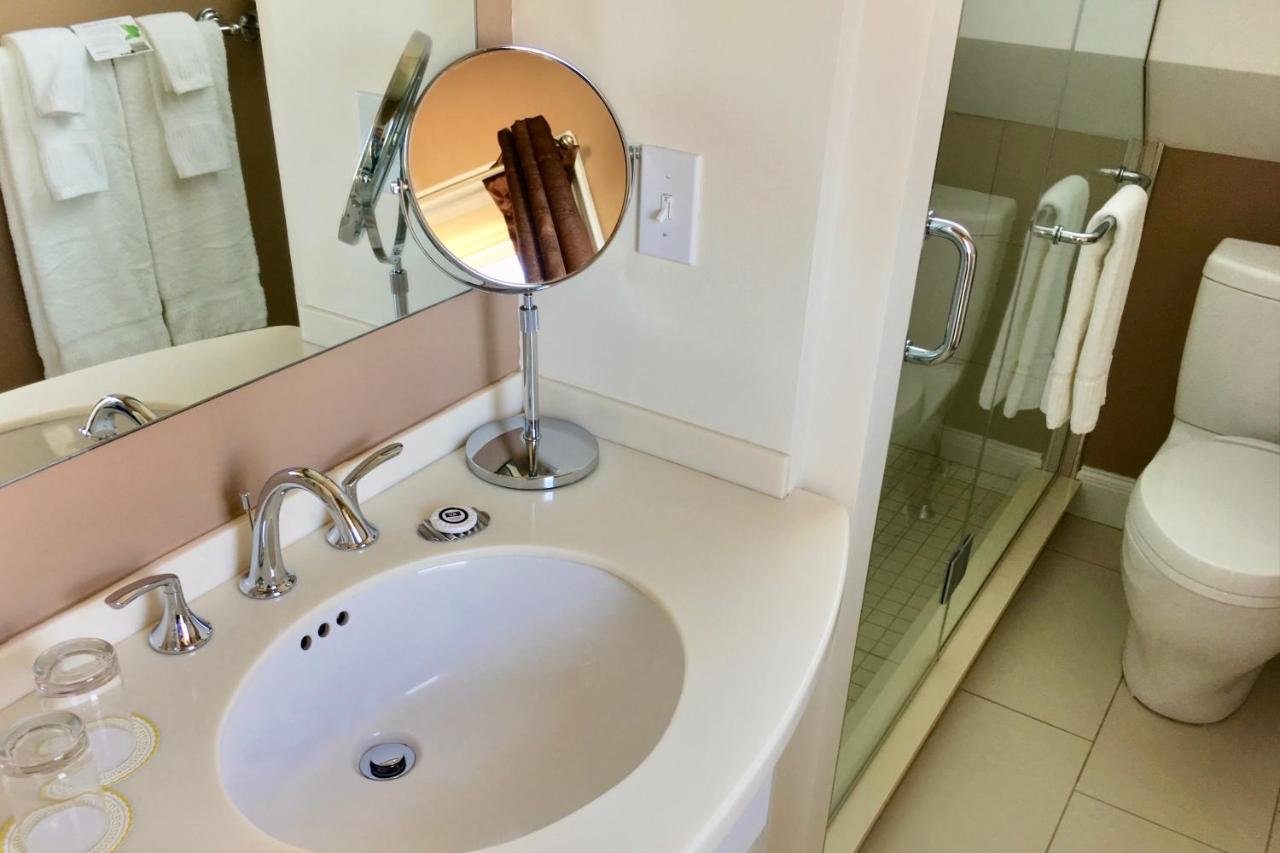 | Benchmark Inn