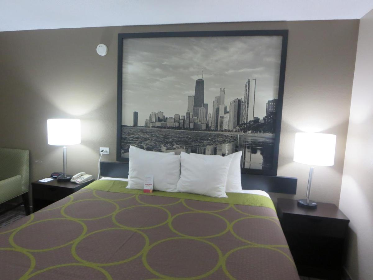 | Super 8 by Wyndham Mundelein/Libertyville Area