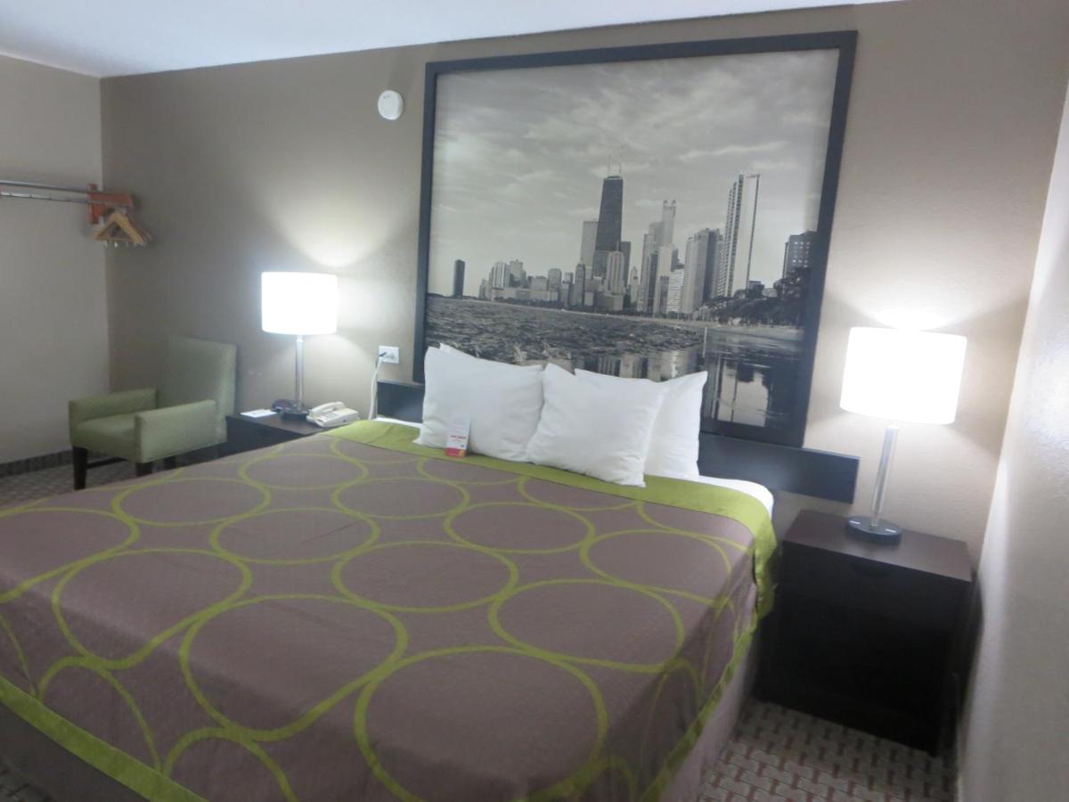 | Super 8 by Wyndham Mundelein/Libertyville Area