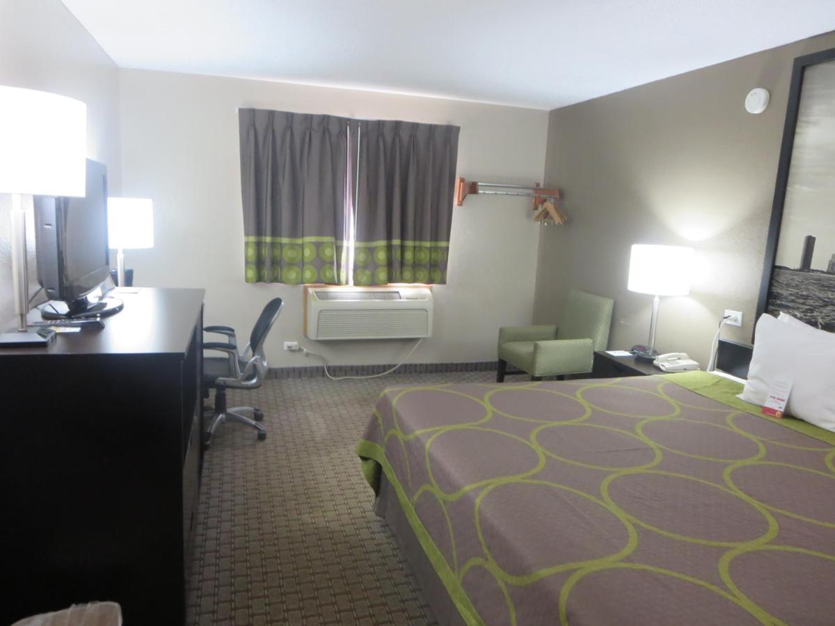 | Super 8 by Wyndham Mundelein/Libertyville Area