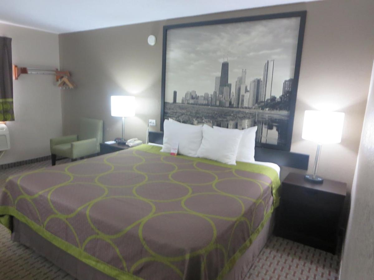 | Super 8 by Wyndham Mundelein/Libertyville Area