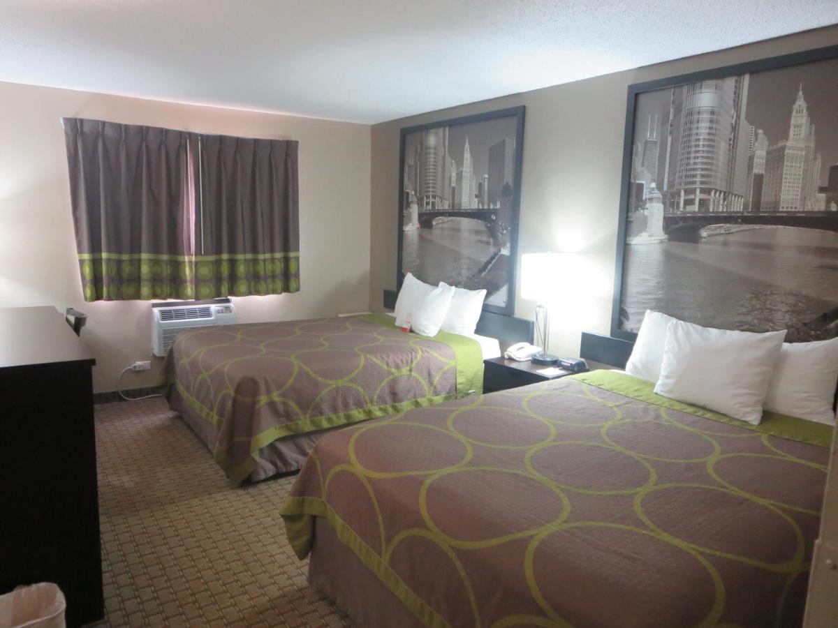| Super 8 by Wyndham Mundelein/Libertyville Area