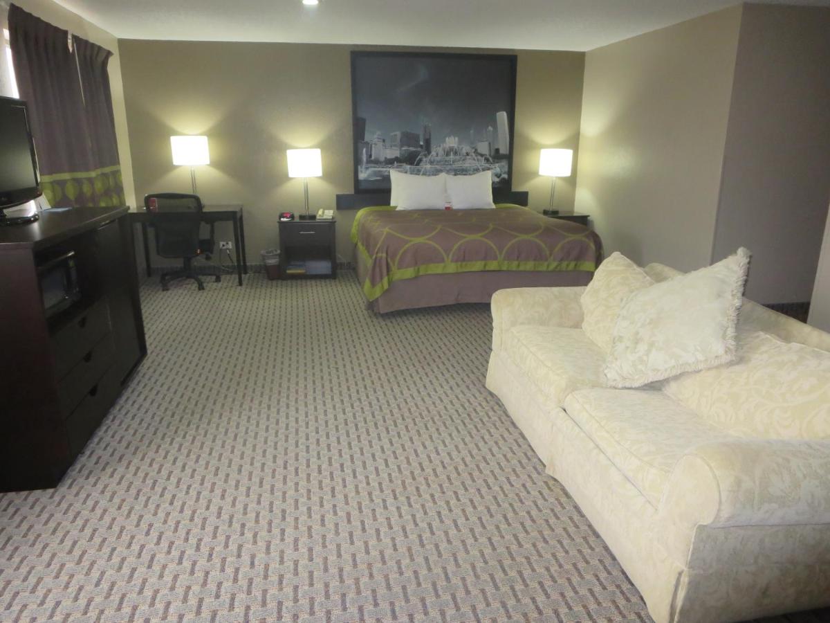 | Super 8 by Wyndham Mundelein/Libertyville Area
