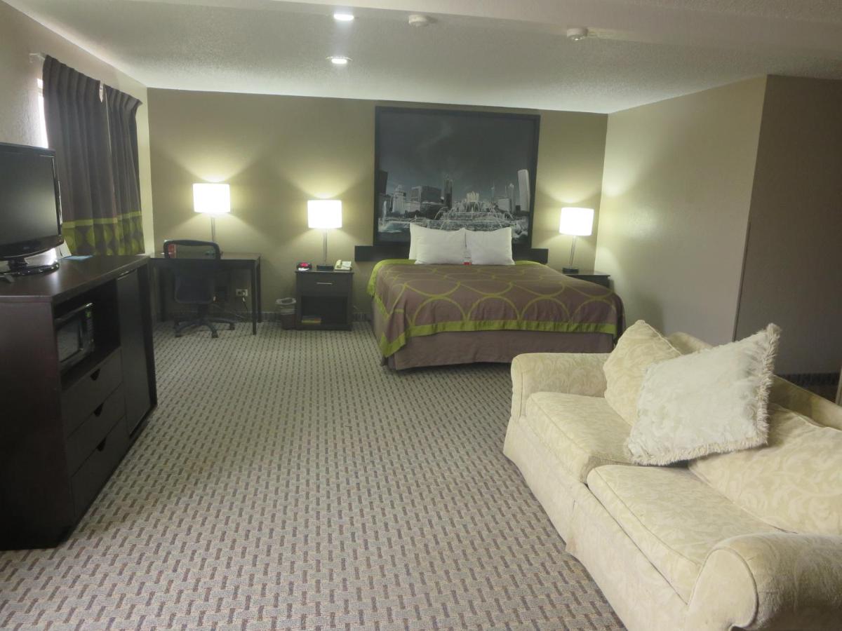 | Super 8 by Wyndham Mundelein/Libertyville Area