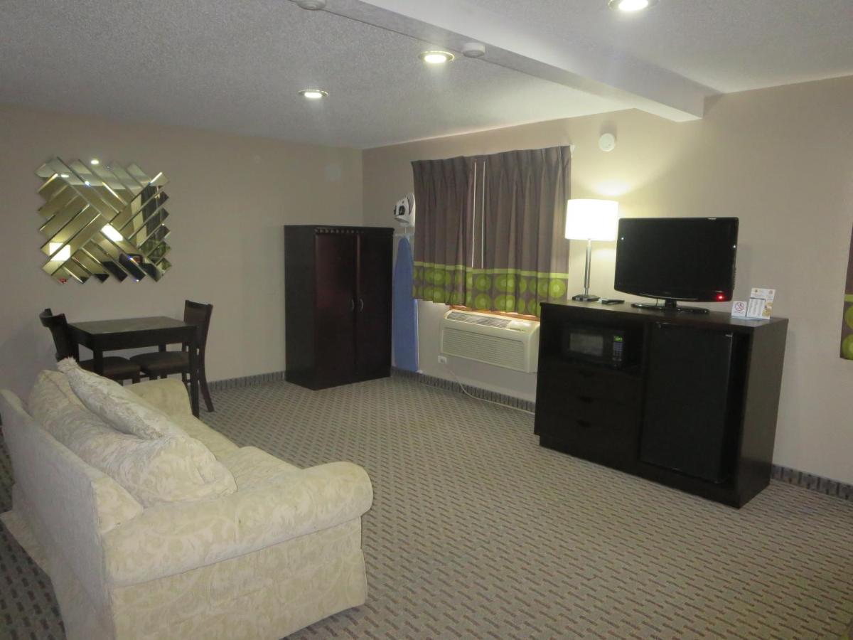 | Super 8 by Wyndham Mundelein/Libertyville Area