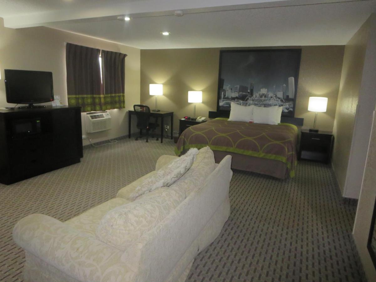 | Super 8 by Wyndham Mundelein/Libertyville Area
