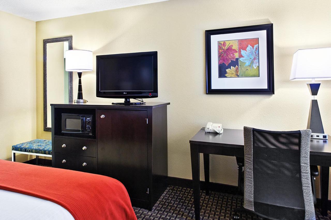 | Holiday Inn Express Hotel Fort Campbell-Oak Grove, an IHG Hotel