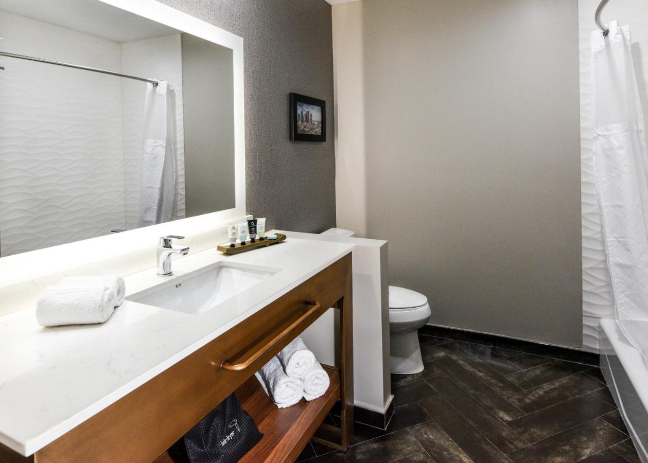  | Hollywood Inn Suites Hotel
