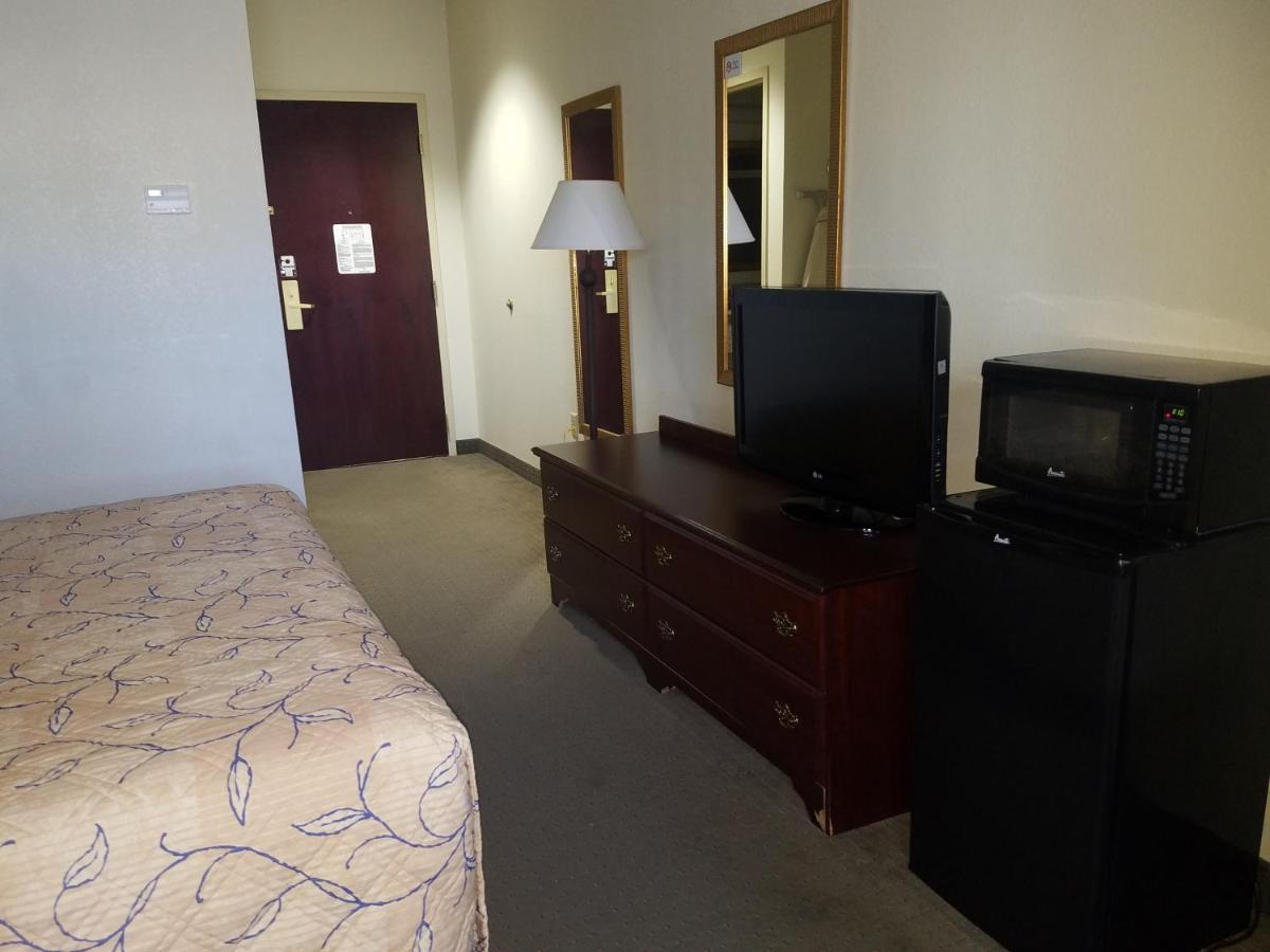  | HomeTown Hotel