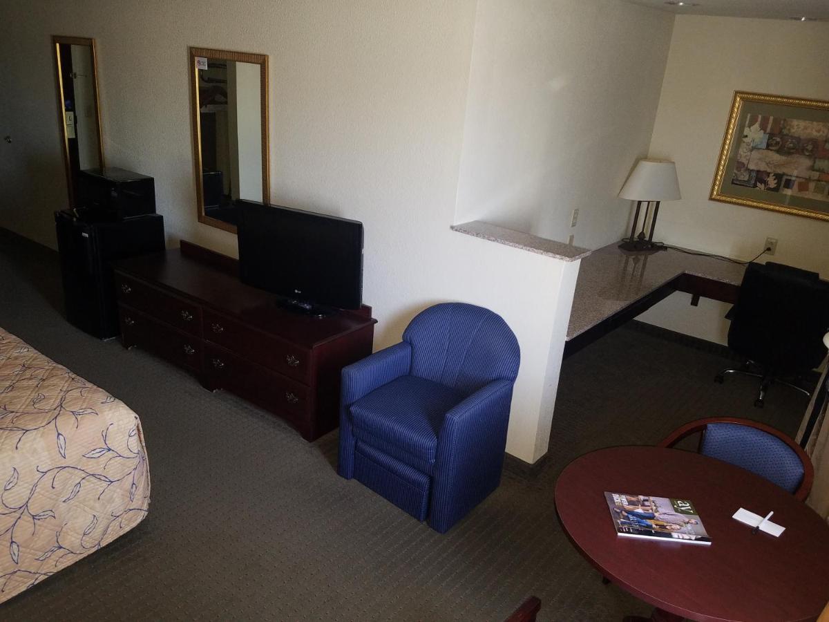  | HomeTown Hotel