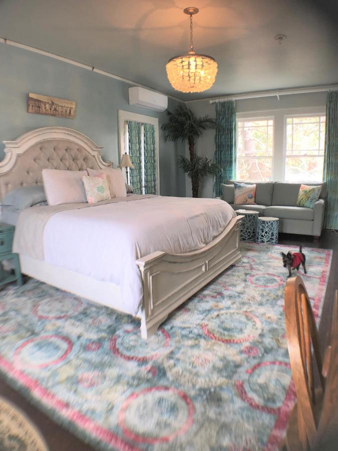 | Avenue O Bed and Breakfast