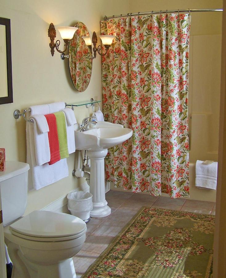 | Lyndon House Bed & Breakfast