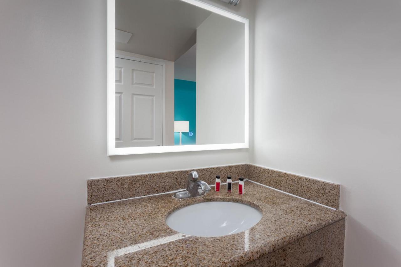 King Room at Howard Johnson by Wyndham San Diego Hotel Circle