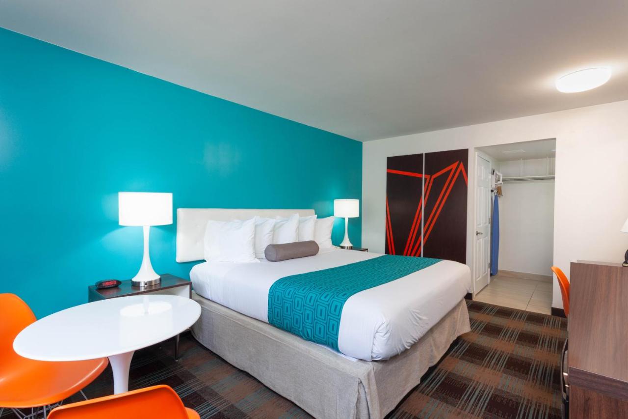 King Room at Howard Johnson by Wyndham San Diego Hotel Circle