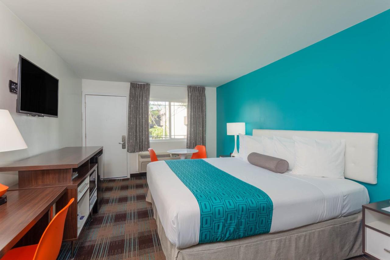 King Room at Howard Johnson by Wyndham San Diego Hotel Circle