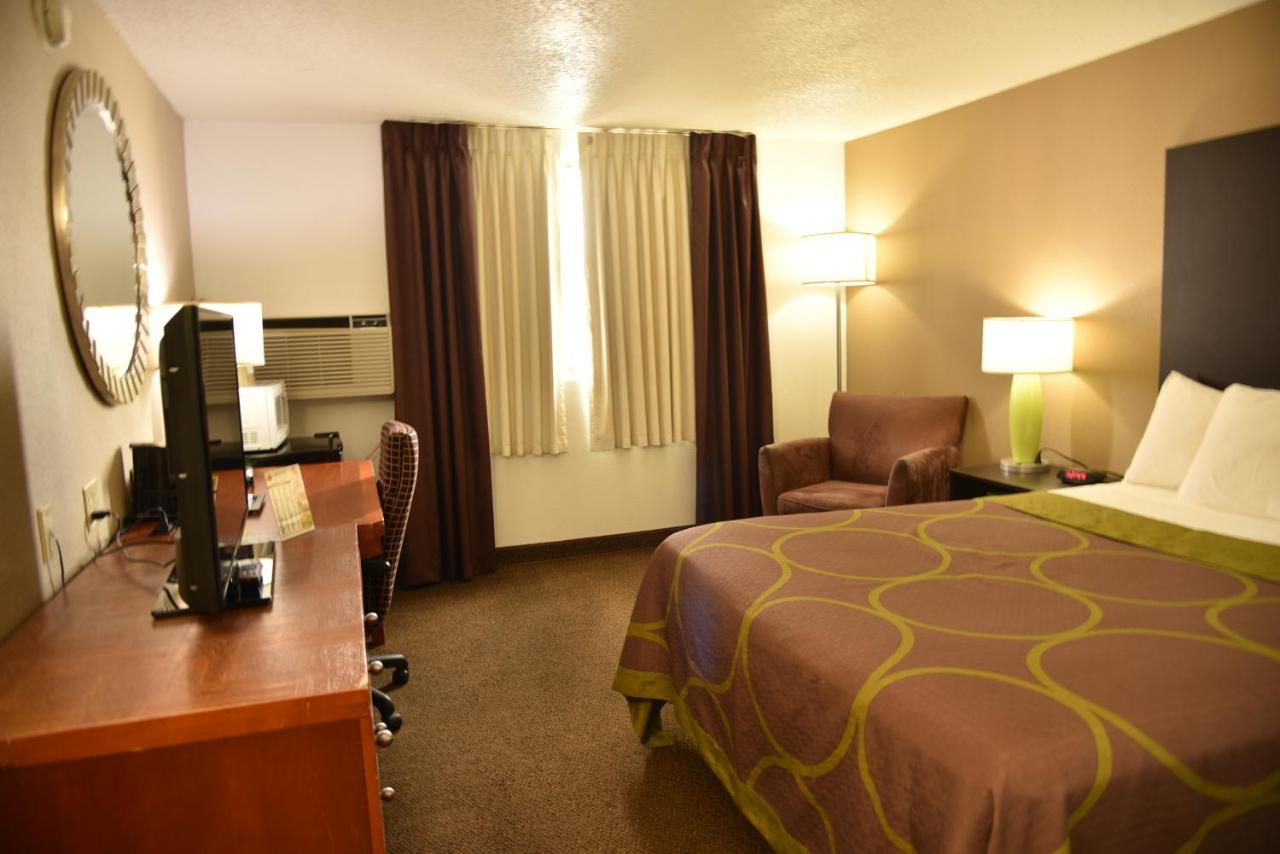 Deluxe King Room - Non-Smoking at The Suite Inn