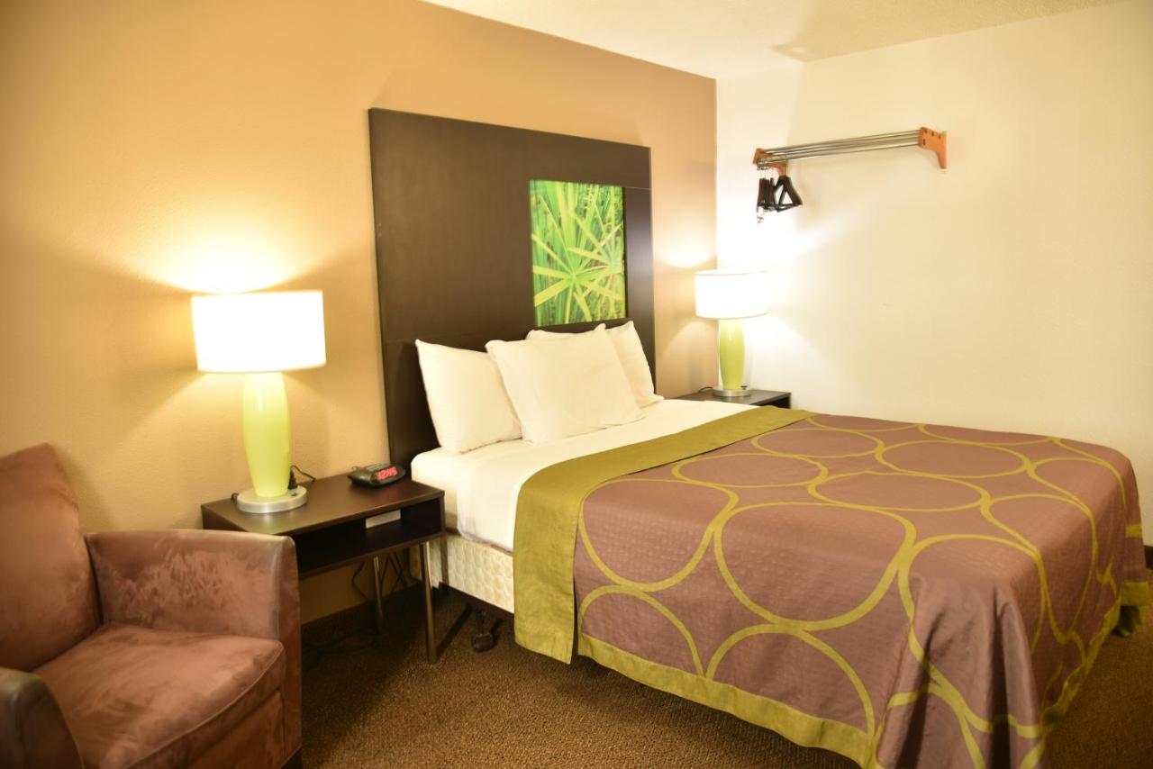 Deluxe Queen Room - Non-Smoking at The Suite Inn