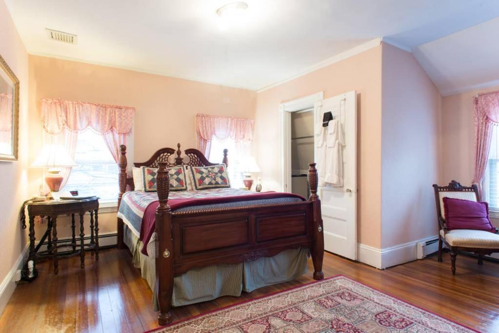 | The Coolidge Corner Guest House: A Brookline Bed and Breakfast