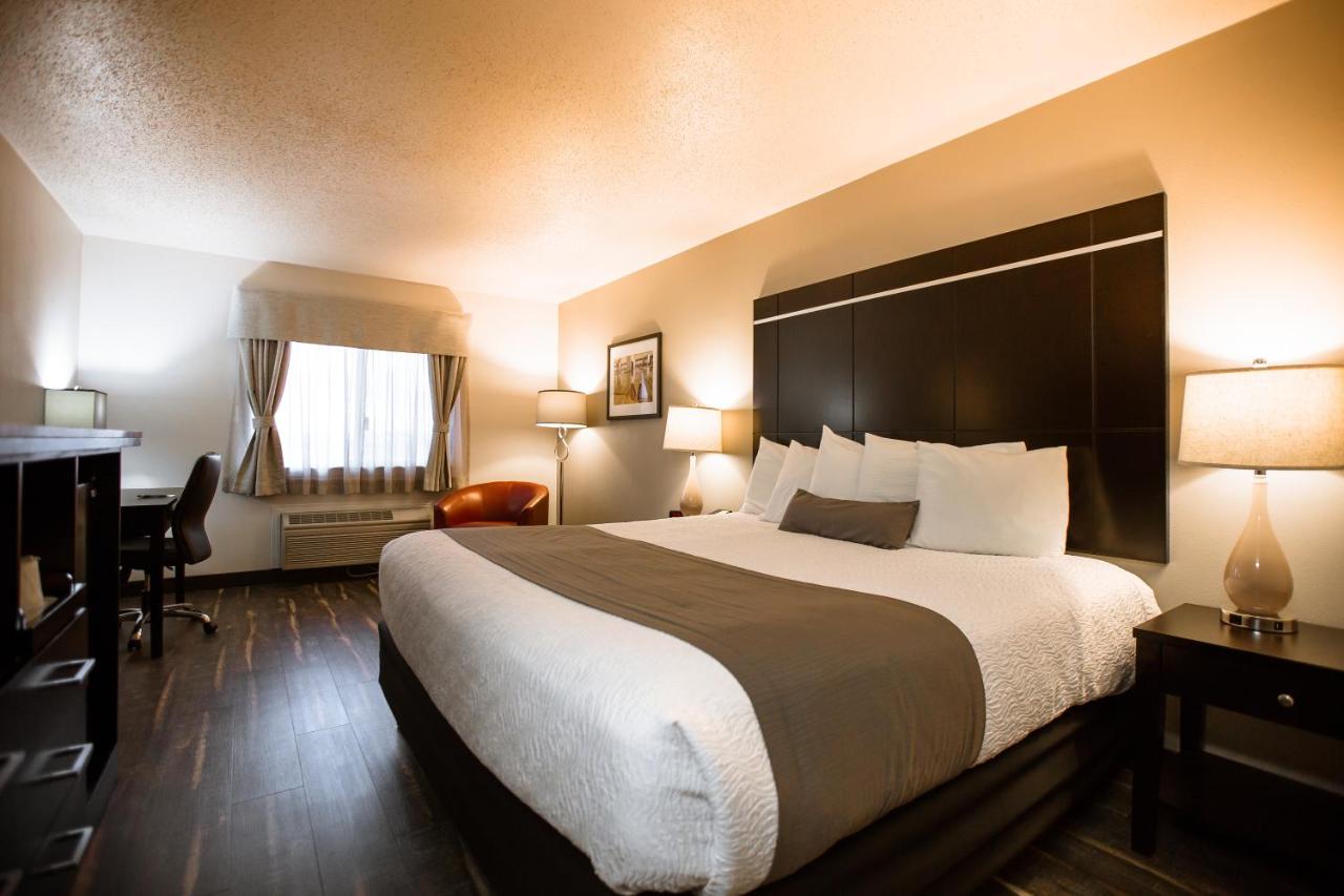 Traditional King Room at Ten Pin Inn & Suites