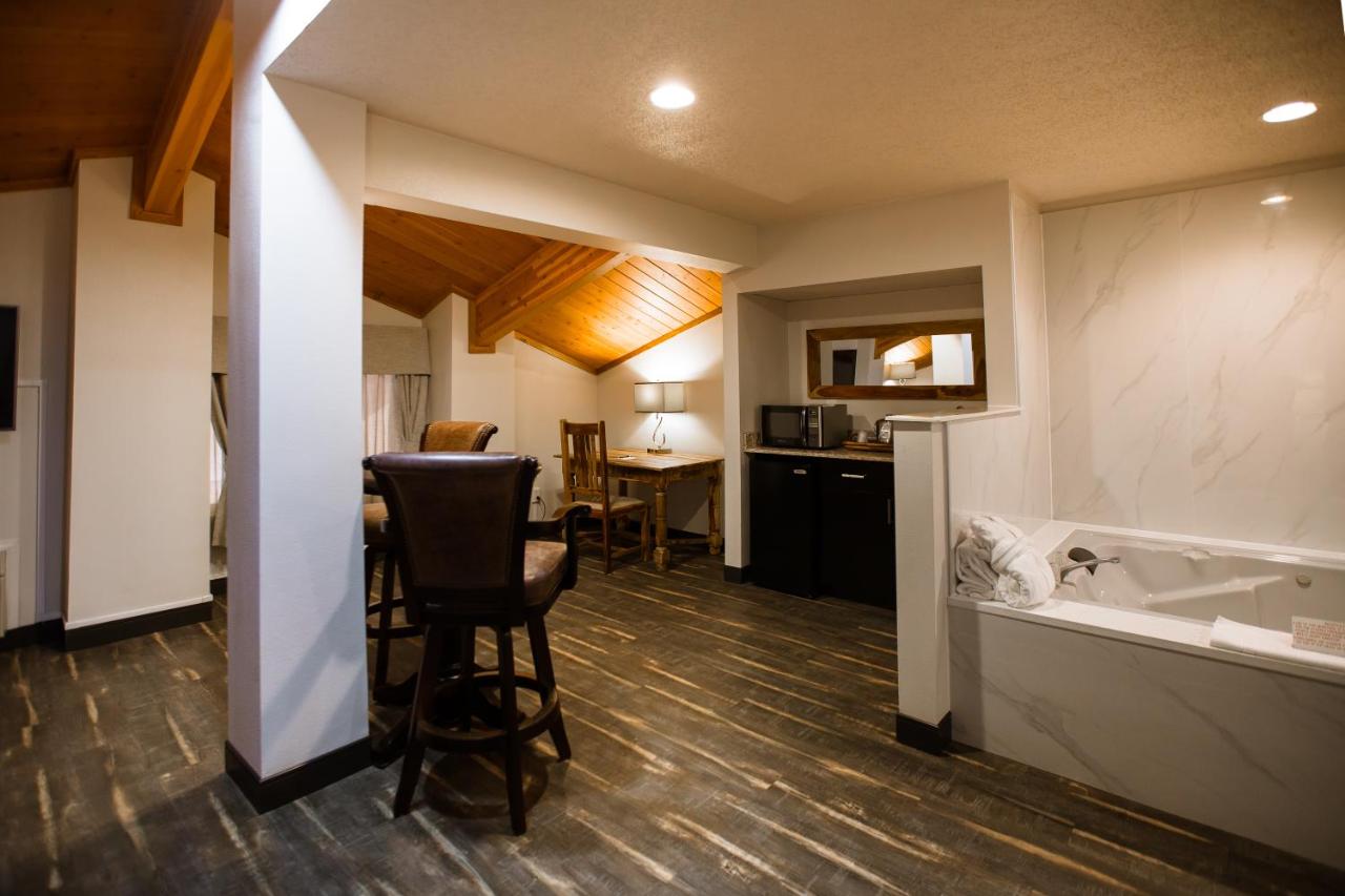 Executive Suite at Ten Pin Inn & Suites