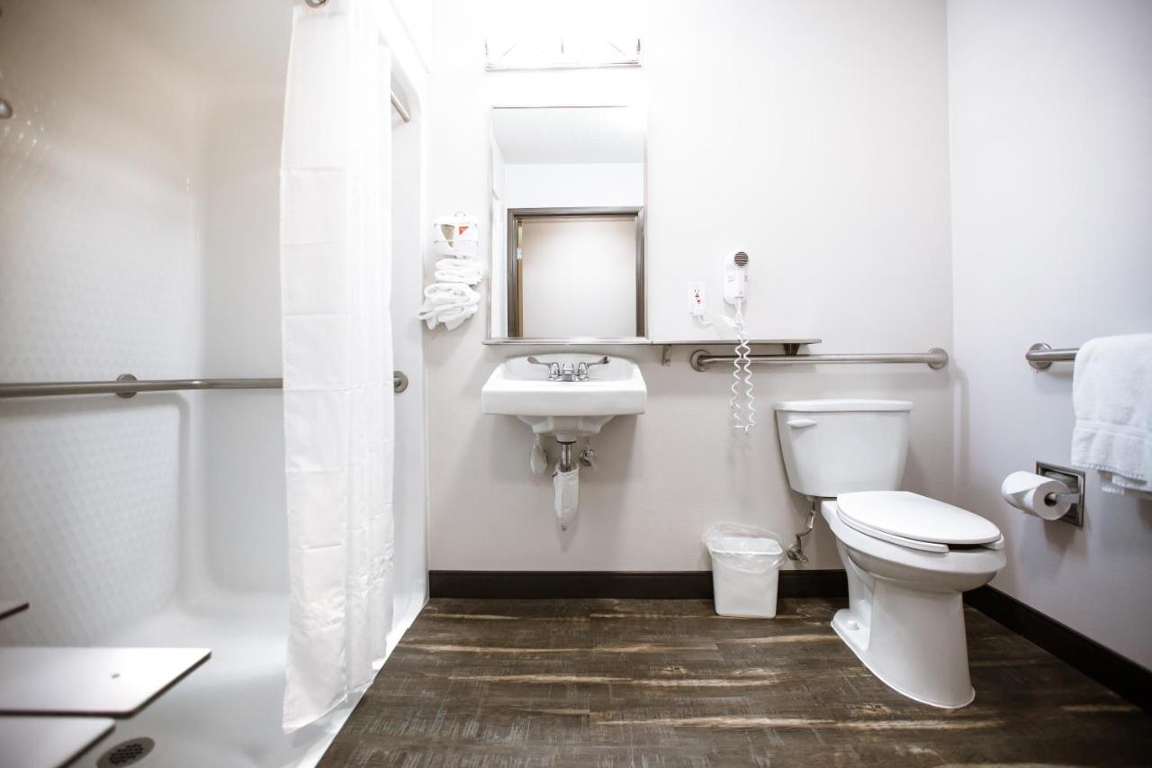 Double Room - Disability Access/Non-Smoking at Ten Pin Inn & Suites