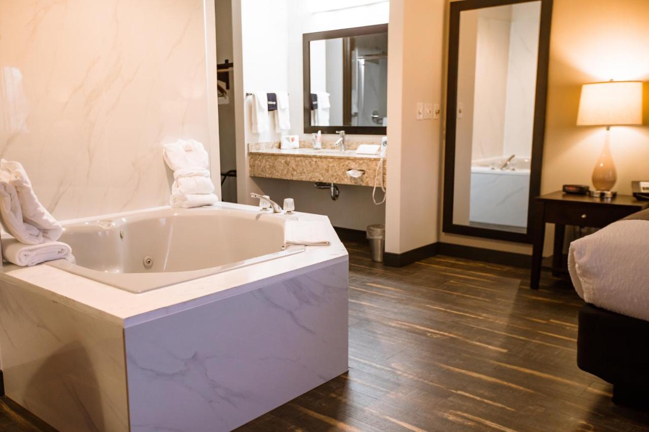 Suite with Spa Bath at Ten Pin Inn & Suites