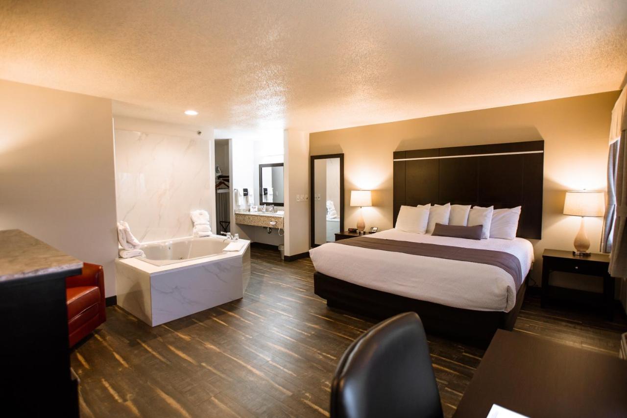 Suite with Spa Bath at Ten Pin Inn & Suites