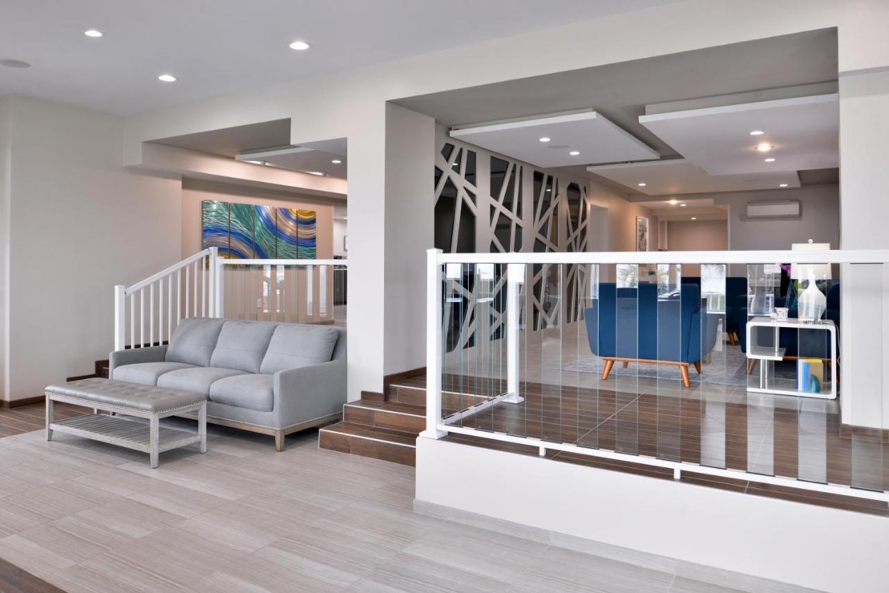 | Cabana Shores Hotel
