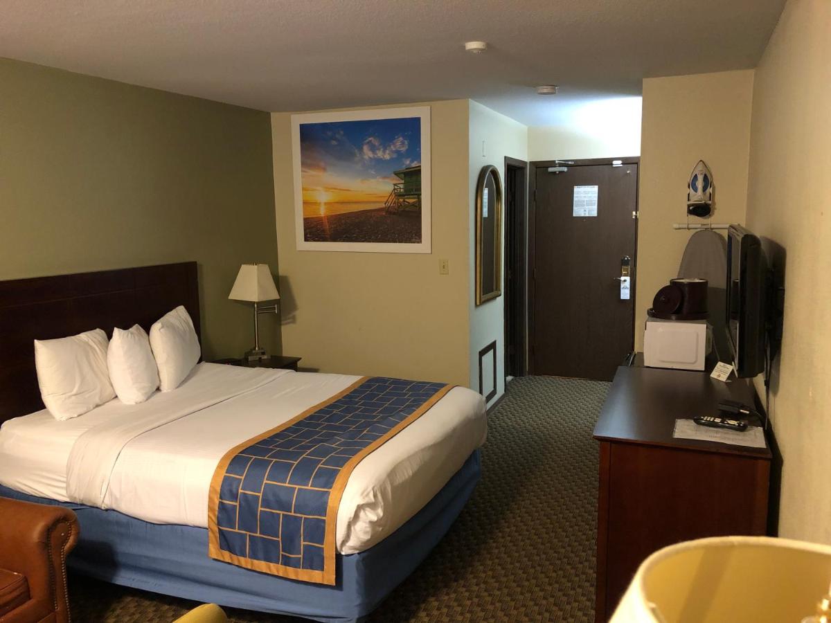 Queen Room - Non-Smoking at Days Inn & Suites by Wyndham Stevens Point