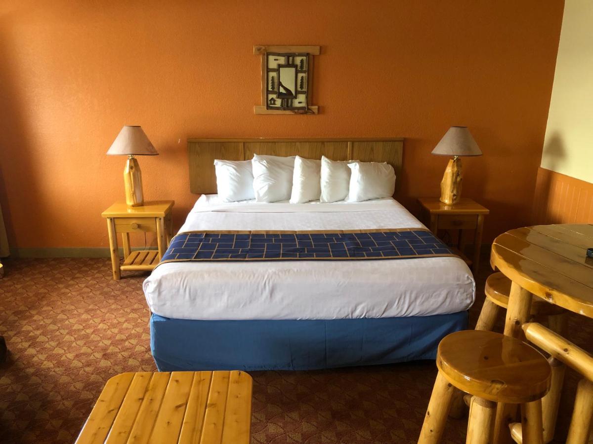 Deluxe King Studio Suite - Non-Smoking at Days Inn & Suites by Wyndham Stevens Point