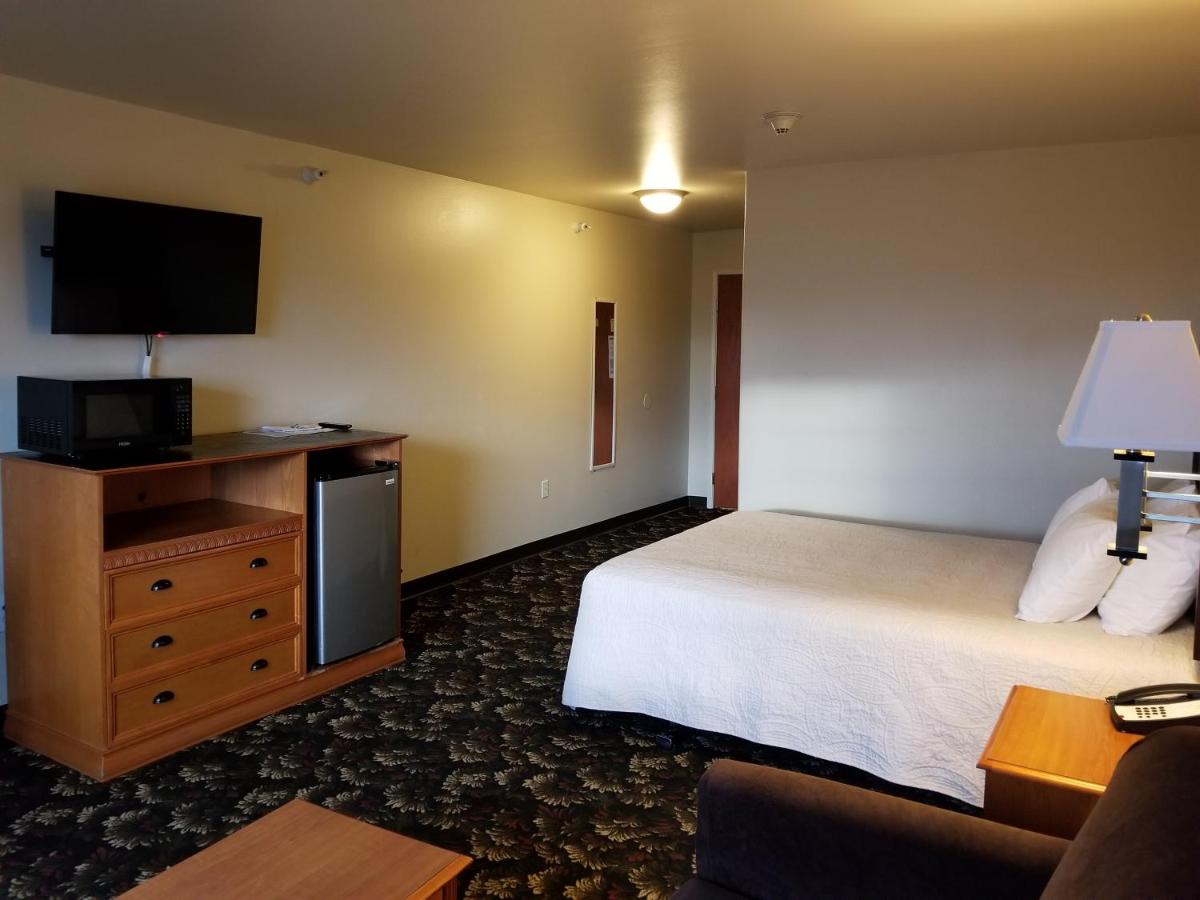 Queen Room at Grand View Inn & Suites