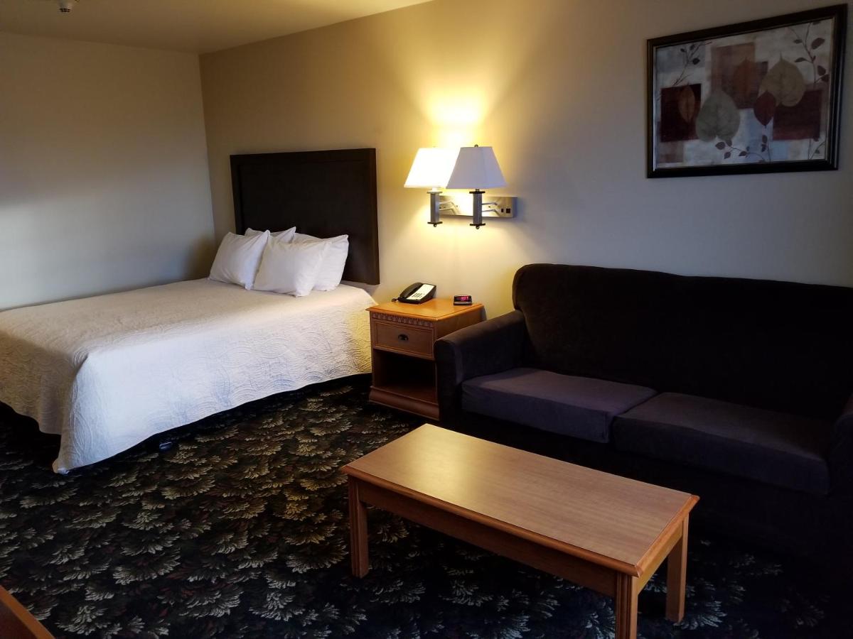 Queen Room at Grand View Inn & Suites