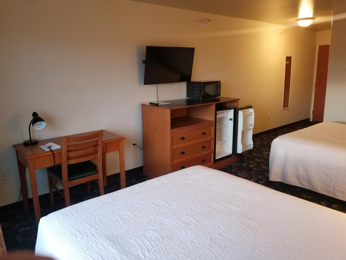 Standard Queen Room with Two Queen Beds at Grand View Inn & Suites