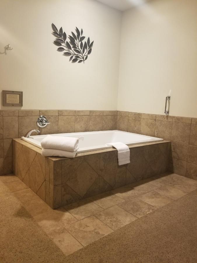 King Room with Spa Bath at Grand View Inn & Suites
