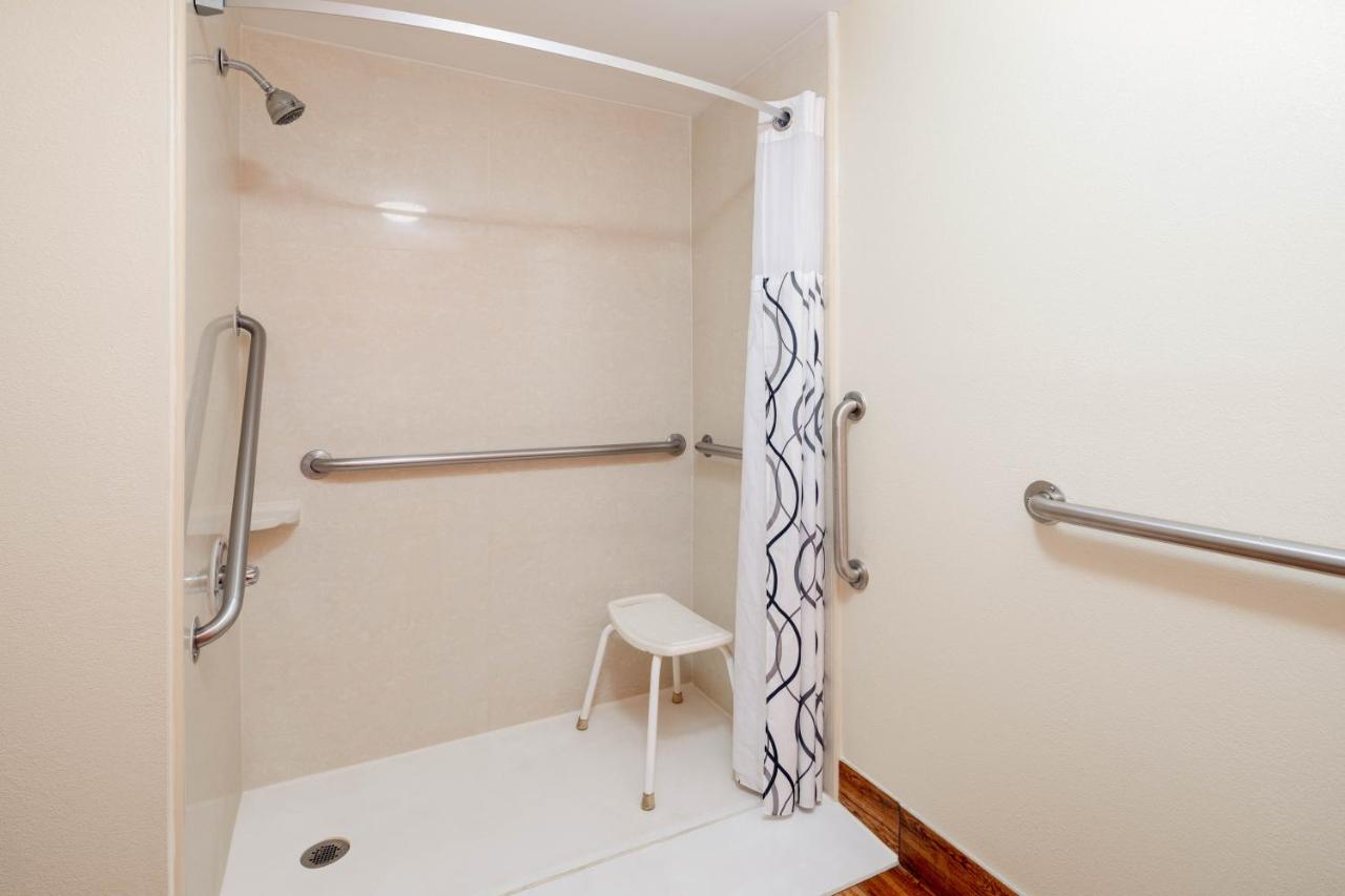 King Room - Disability Access/Non-Smoking at Howard Johnson by Wyndham Savannah GA