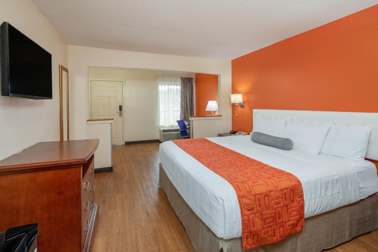King Room - Disability Access/Non-Smoking at Howard Johnson by Wyndham Savannah GA