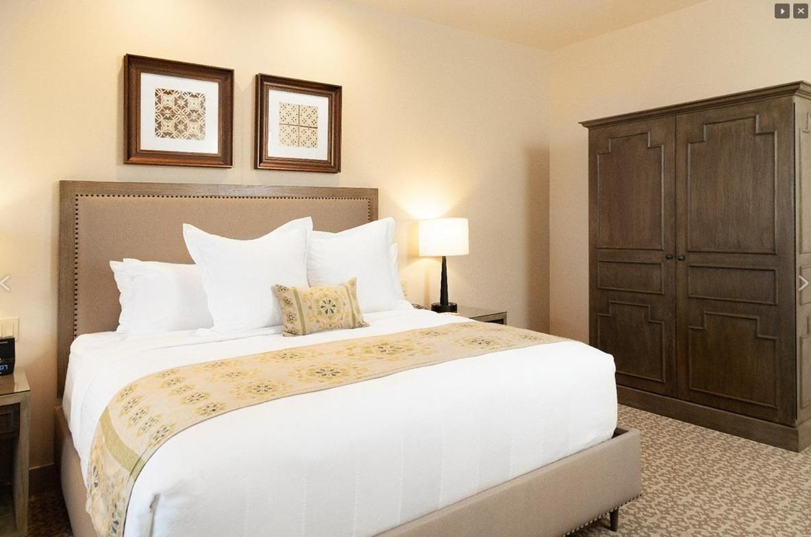 Deluxe King Room at Ponte Vineyard Inn
