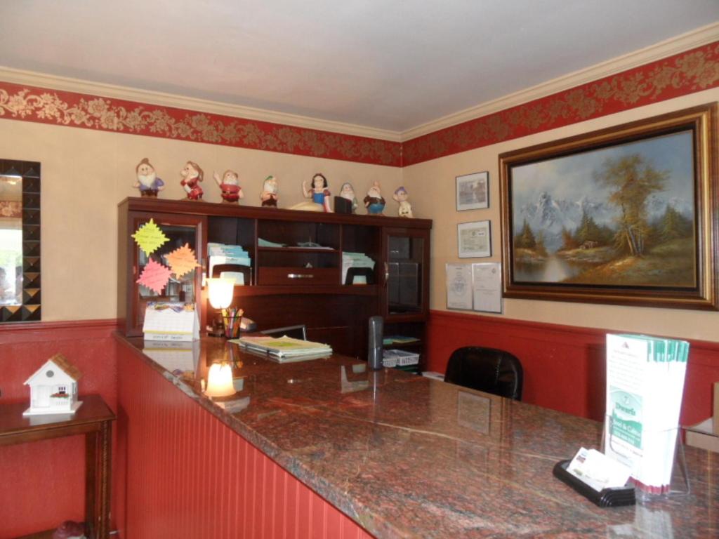 | Seven Dwarfs Motel & Cabins
