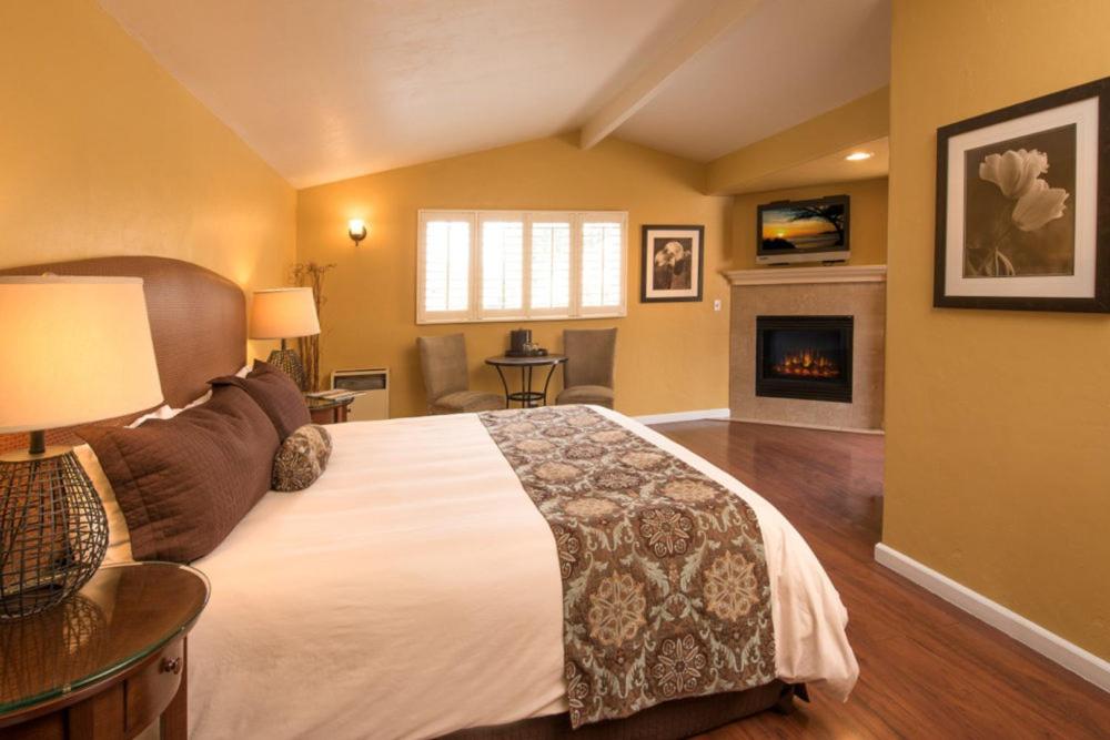 | Sunset Inn Pacific Grove
